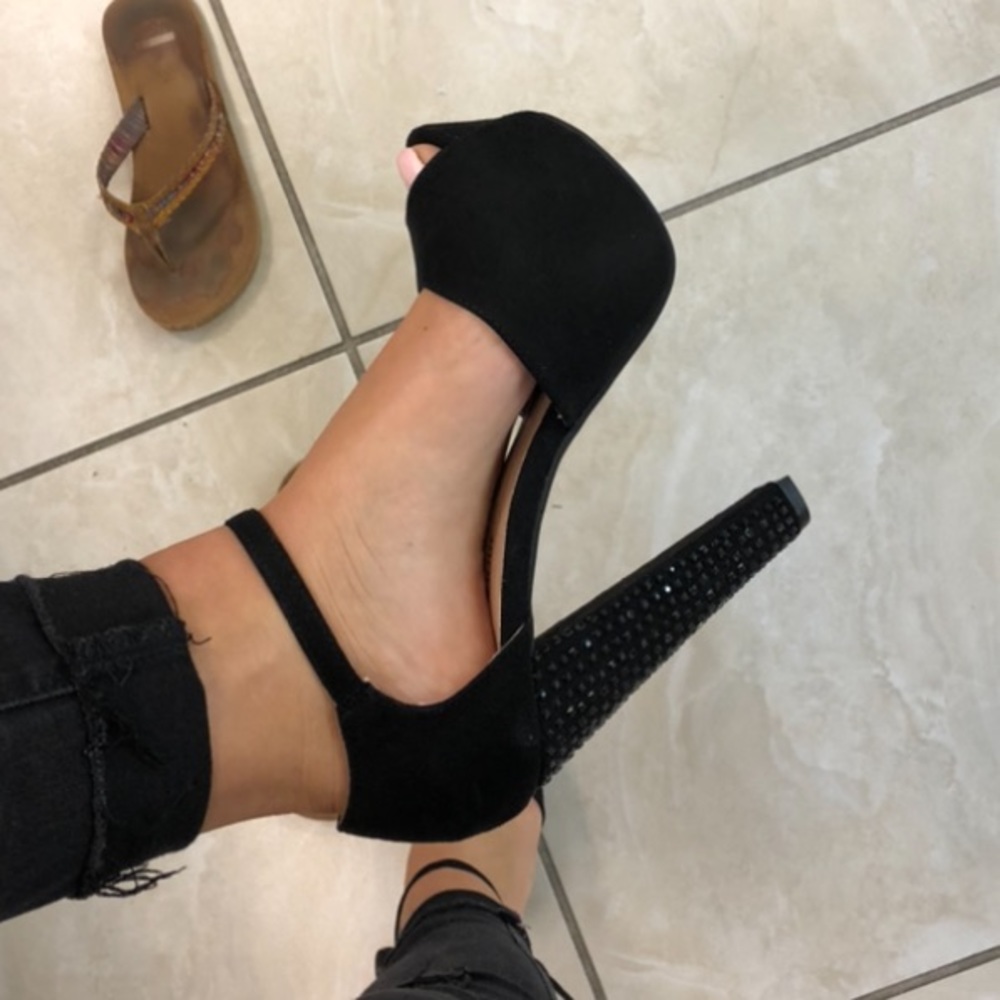 (MAKE OFFERS 💰) Bella Luna Suede New Heels - Picture 2 of 7